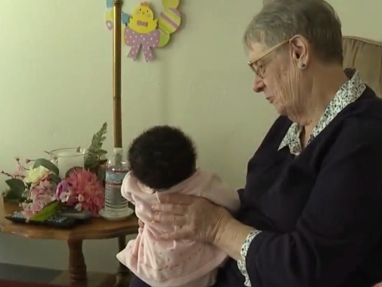 78-jährige Frau hat in den letzten 34 Jahren als Pflegemutter über 81 Babys betreut